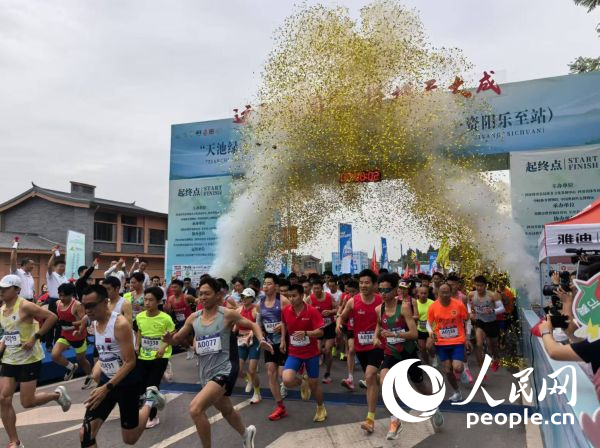 全民健身跑參賽選手沖出起點(diǎn)。人民網(wǎng)記者 楊磊攝