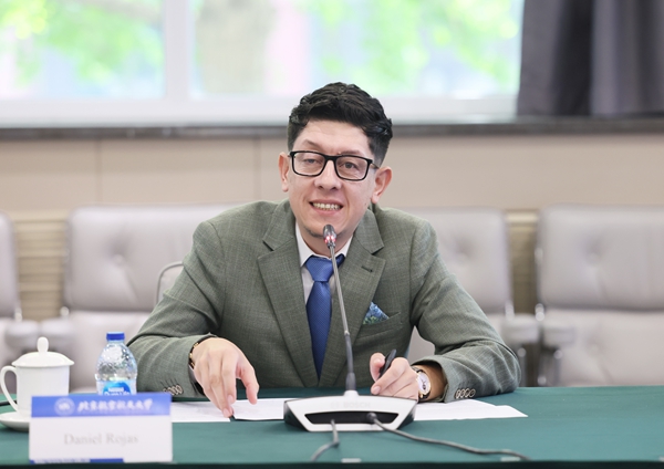 哥倫比亞教育部長(zhǎng)丹尼爾?羅哈斯一行訪問(wèn)北京航空航天大學(xué)。北航供圖