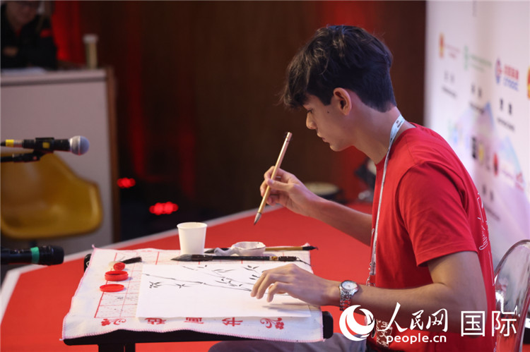 2025年“漢語橋”巴西賽區(qū)決賽的“才藝展示”環(huán)節(jié)，一名參賽者正在繪畫。人民網(wǎng)記者 時元皓攝