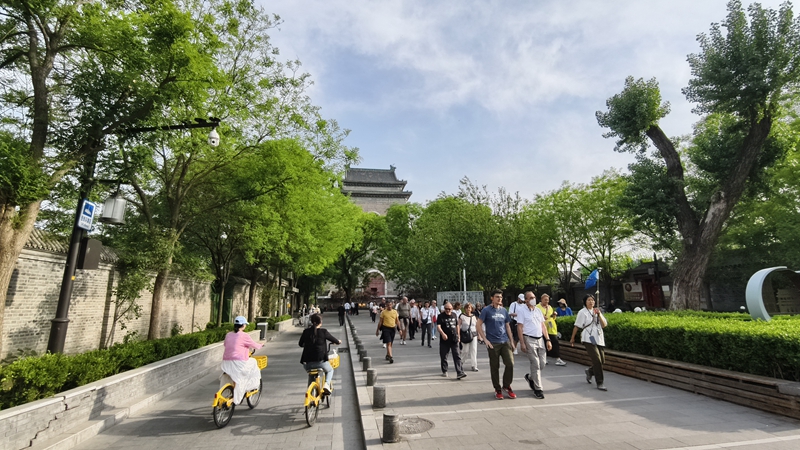 外國游客游覽北京鼓樓。人民網(wǎng)記者 李楠樺攝