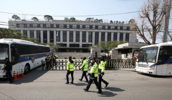 4月3日，在韓國首爾，警察在韓國憲法法院前執(zhí)勤。新華社記者姚琪琳攝