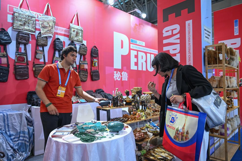 5月22日，外國展商在西洽會現(xiàn)場向參觀者介紹產(chǎn)品。新華社記者 陳誠 攝