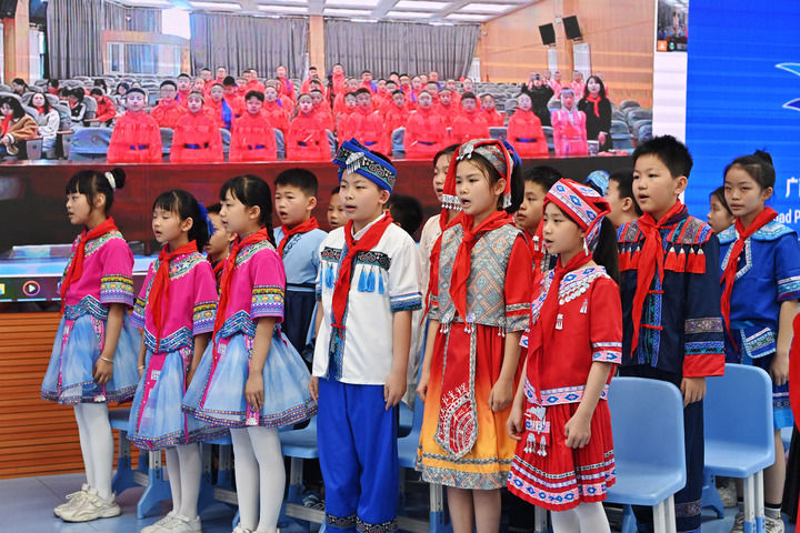 2025年3月28日，在“壯蒙一家親 共筑中國(guó)夢(mèng)”手拉手主題云隊(duì)會(huì)上，廣西南寧市濱湖路小學(xué)四（1）中隊(duì)隊(duì)員通過(guò)網(wǎng)絡(luò)和內(nèi)蒙古鄂爾多斯東勝區(qū)第十二小學(xué)四（9）中隊(duì)隊(duì)員一起唱《中國(guó)少年先鋒隊(duì)隊(duì)歌》。新華社記者 周華 攝