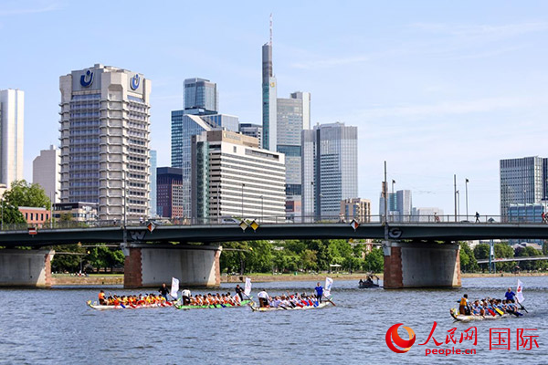 龍舟賽隊(duì)伍奮力揮槳、破浪前行。人民網(wǎng) 依琳攝