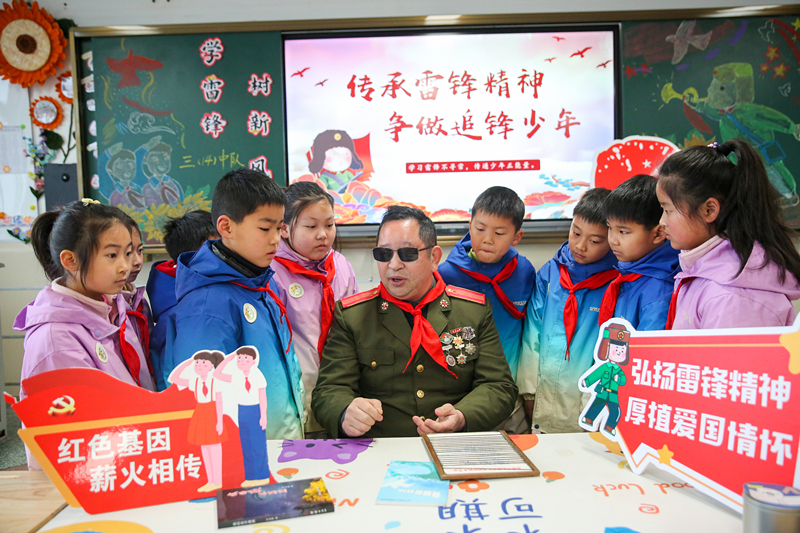 2025年3月3日，江蘇南通如皋市安定小學(xué)里，傷殘軍人許波銀在思政小課堂上向?qū)W生講述雷鋒故事。