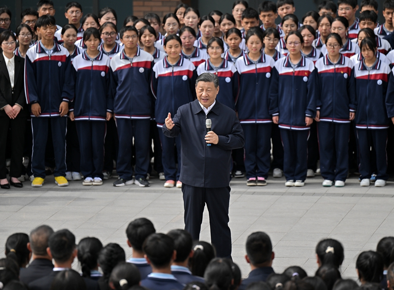 2024年6月18日，習(xí)近平總書記在青海果洛西寧民族中學(xué)考察時，同師生們親切交流。