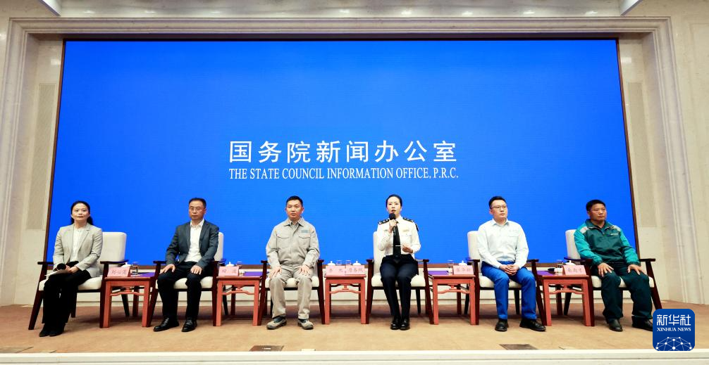 5月29日，國務(wù)院新聞辦公室在北京舉行“新征程上的奮斗者”中外記者見面會，交通運(yùn)輸領(lǐng)域代表圍繞“加快建設(shè)交通強(qiáng)國 勇當(dāng)開路先鋒”與中外記者見面交流。新華社記者 潘旭 攝