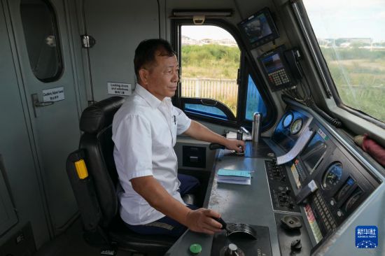 5月31日，在蒙內(nèi)鐵路內(nèi)羅畢站，機(jī)車駕駛員蔣立平在即將開(kāi)往蒙巴薩的E2次列車上進(jìn)行準(zhǔn)備工作。新華社記者 楊光 攝