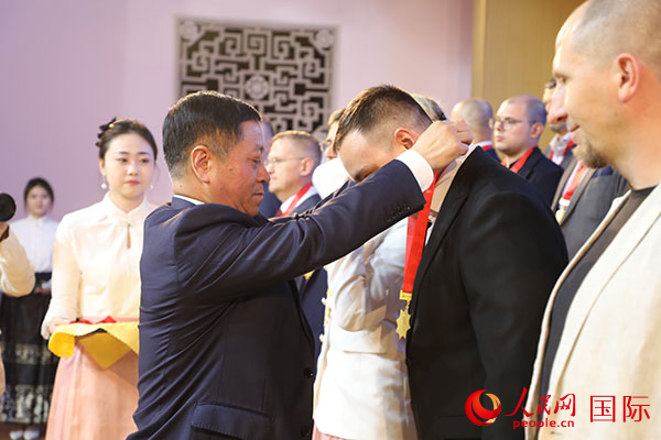 中國(guó)駐俄羅斯大使張漢暉為獲獎(jiǎng)?wù)哳C獎(jiǎng)。人民網(wǎng)記者 肖新新攝