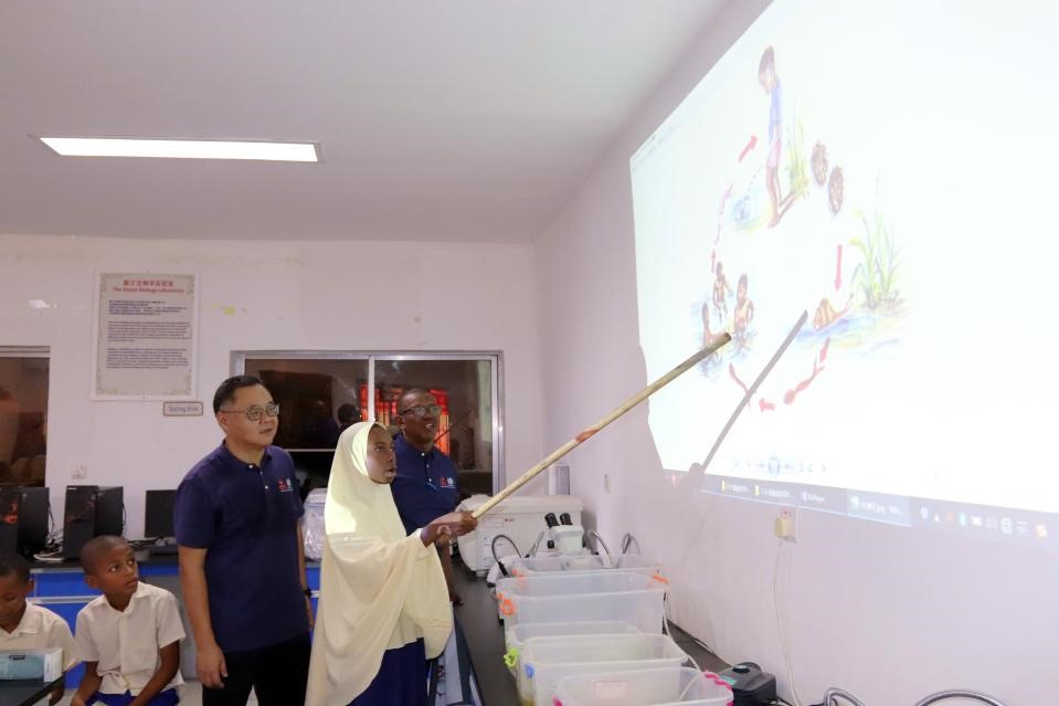 血吸蟲病健康教育講座。施亮攝