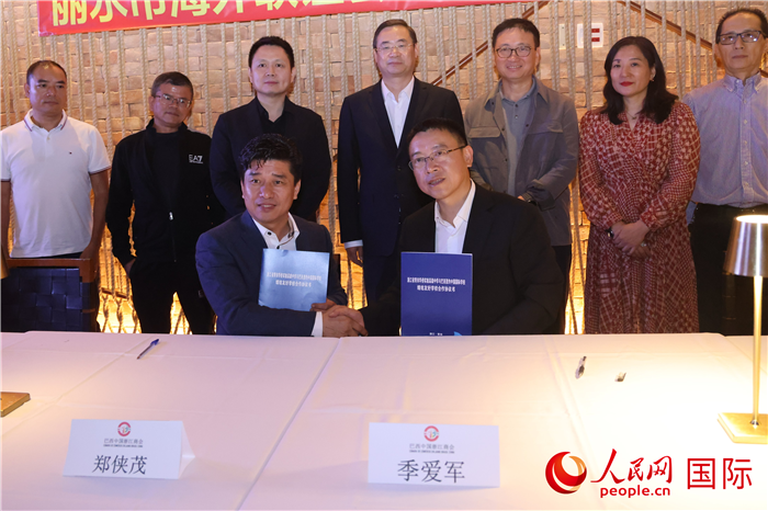 浙江省青田華僑實驗高級中學與巴西里約中國國際學校在座談會上締結為友好學校，青田縣人民政府僑務辦公室主任季愛軍和擔任巴西里約中國國際學校董事長的鄭俠茂作為代表簽署協(xié)議。 人民網(wǎng)記者 時元皓攝