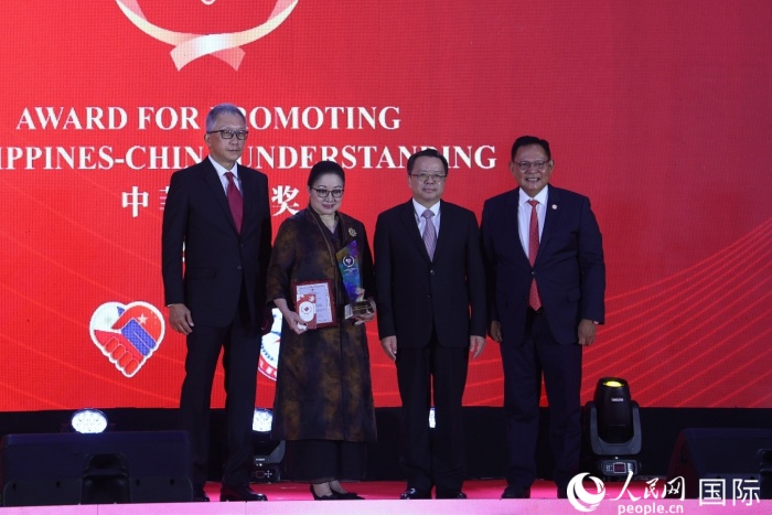 菲律賓前參議員許爾琦榮獲“終身成就獎(jiǎng)”。人民網(wǎng)記者 樊帆攝